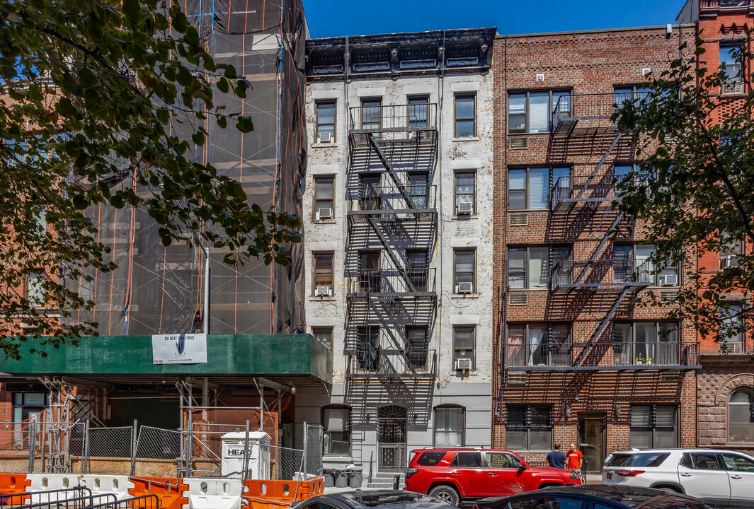 229 W 20th St in New York, NY - Building Photo