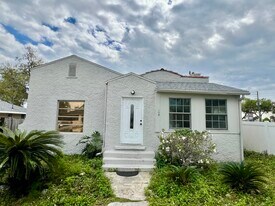 104 E Pinecrest Ave in Eustis, FL - Building Photo