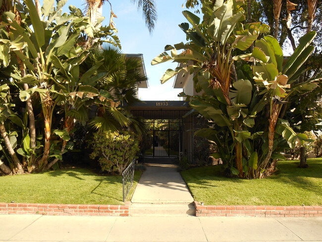 11933 W Magnolia Blvd, Unit 4 in Los Angeles, CA - Building Photo - Building Photo