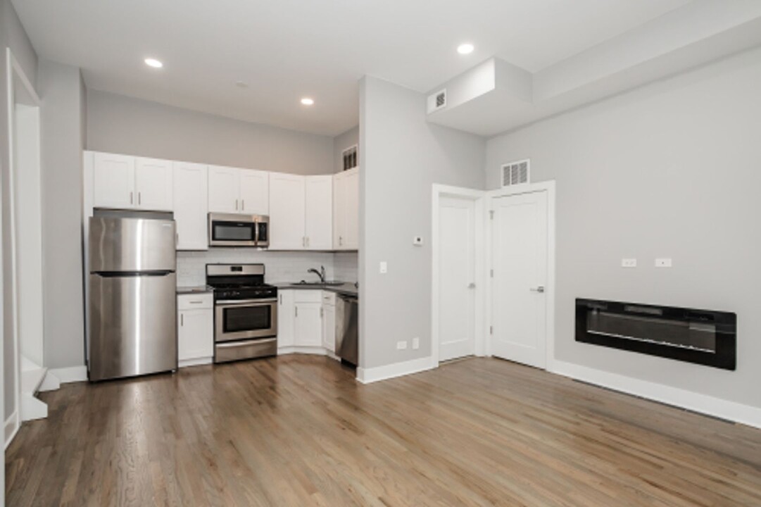 807 N Wabash Ave in Chicago, IL - Building Photo