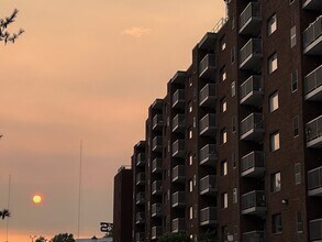 30 Revere Beach Pky, Unit 509 in Medford, MA - Foto de edificio - Building Photo