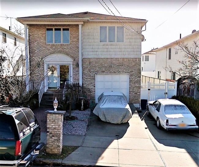 48 Balsam Pl in Staten Island, NY - Foto de edificio - Primary Photo