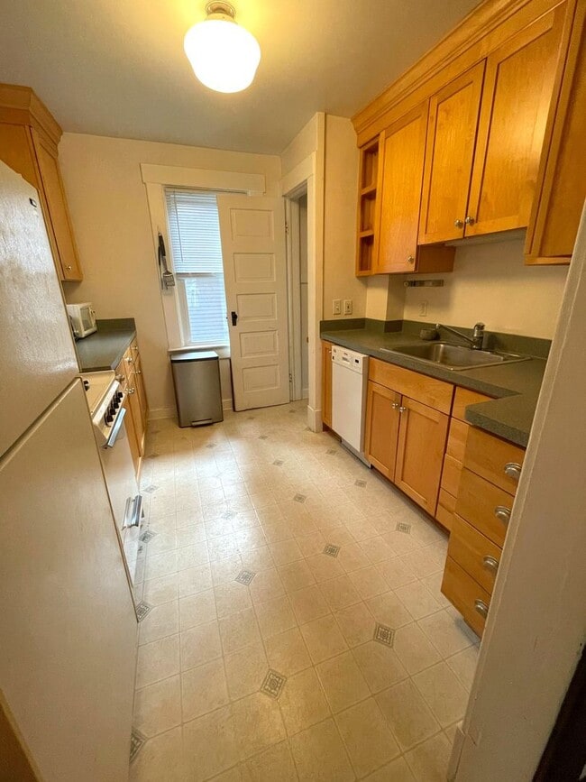 property at 117 E Davis Ave