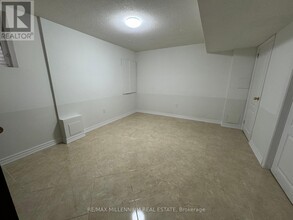 1427 Duval Dr in Mississauga, ON - Building Photo - Building Photo