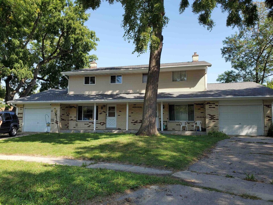 2419 Adler Cir in Middleton, WI - Building Photo