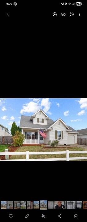 1330 N Creekside Ln in Newberg, OR - Foto de edificio