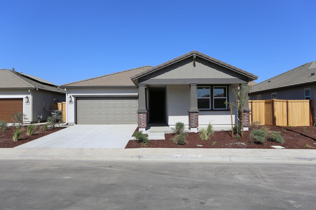 660 Staveley Wy in Patterson, CA - Building Photo