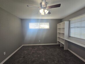 7810 Oakridge Dr in Hitchcock, TX - Building Photo - Building Photo