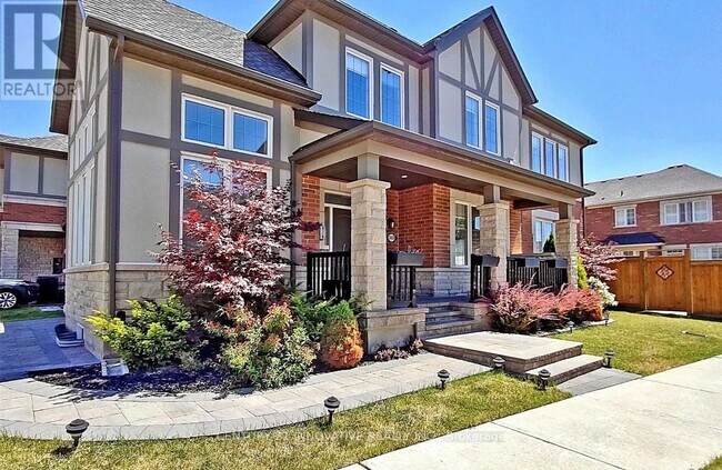 140 Beaveridge Ave in Oakville, ON - Building Photo - Building Photo
