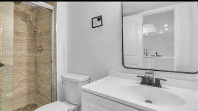 6911 Environ Blvd in Lauderhill, FL - Foto de edificio - Building Photo