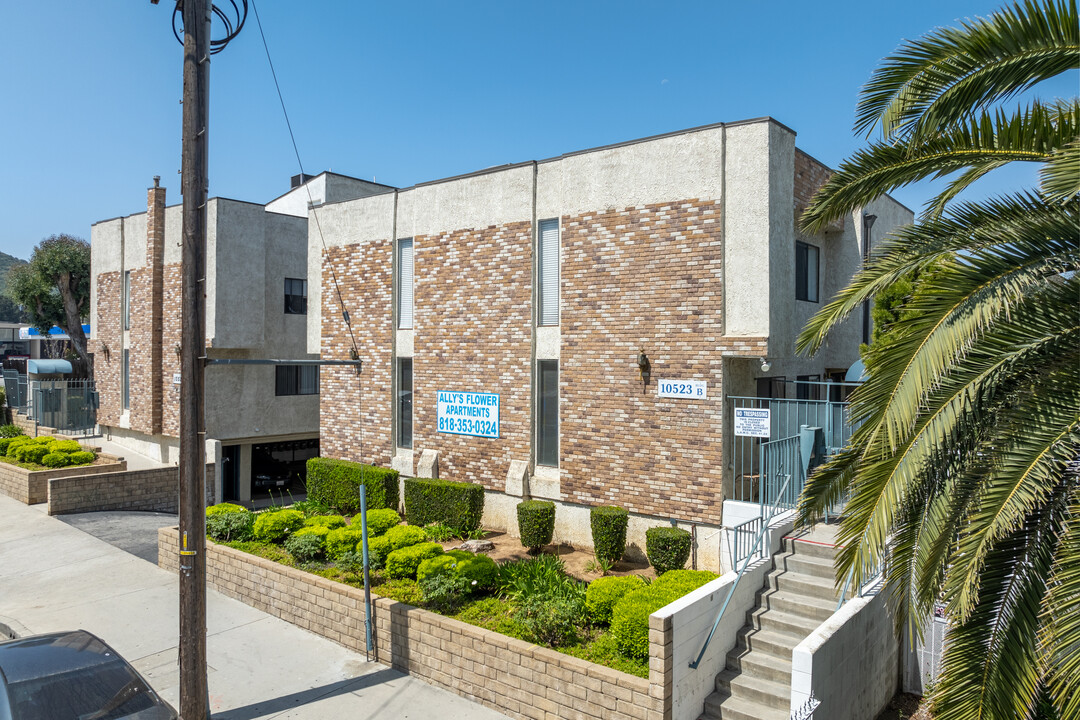 Ally's Flower Apartments in Sunland, CA - Building Photo