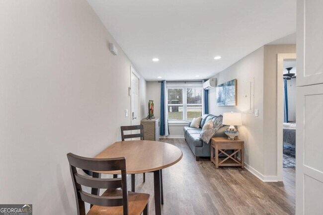 243 N Georgia Ave in Bremen, GA - Foto de edificio - Building Photo