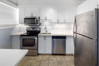 233 Mohawk Road East in Hamilton, ON - Building Photo - Interior Photo