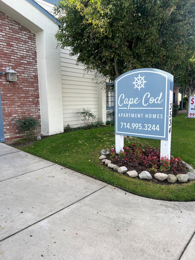 Cape Cod Apartments in Anaheim, CA - Foto de edificio - Building Photo