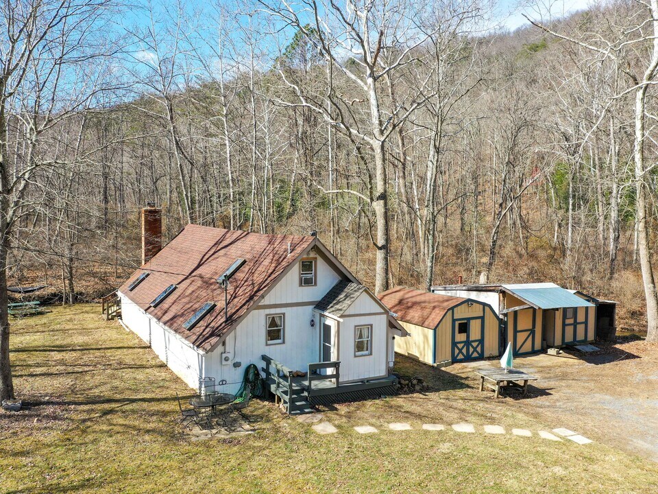 1023 Ritters Valley Dr in Capon Bridge, WV - Building Photo