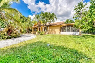 5130 SW 208th Ln in Southwest Ranches, FL - Foto de edificio - Building Photo