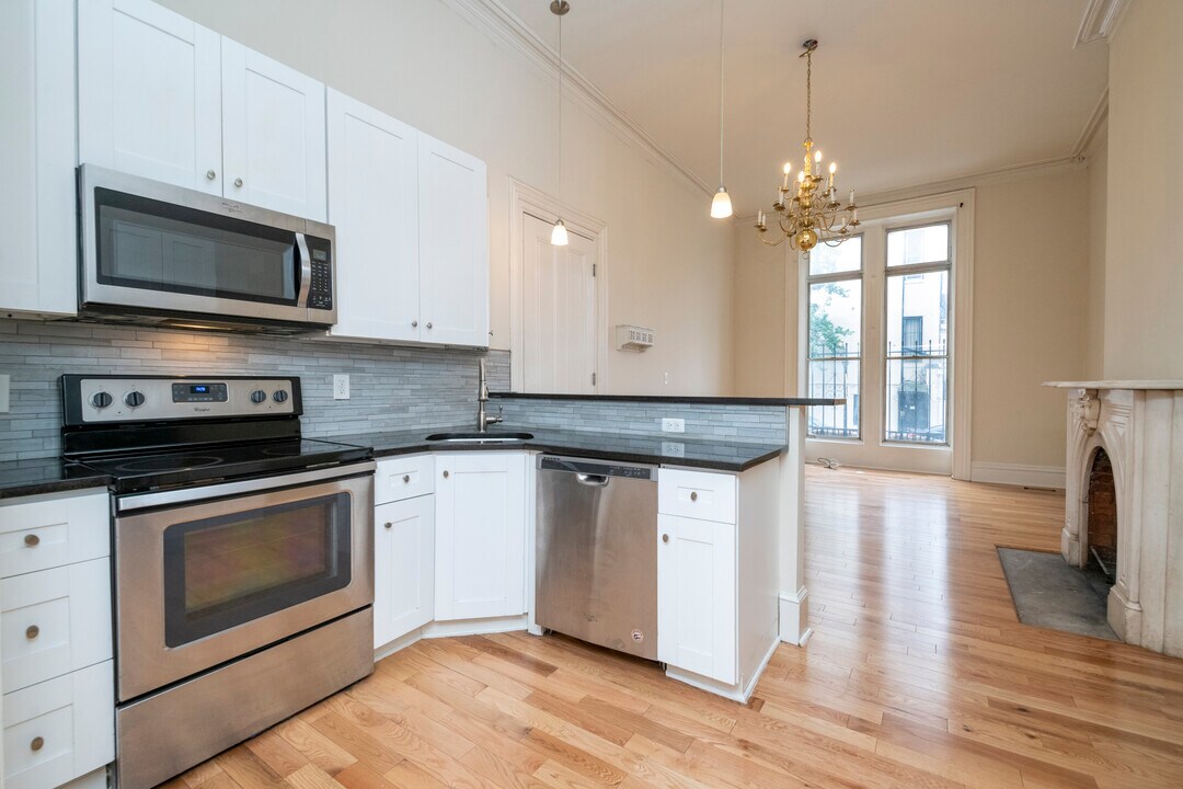 32 E Preston St in Baltimore, MD - Building Photo