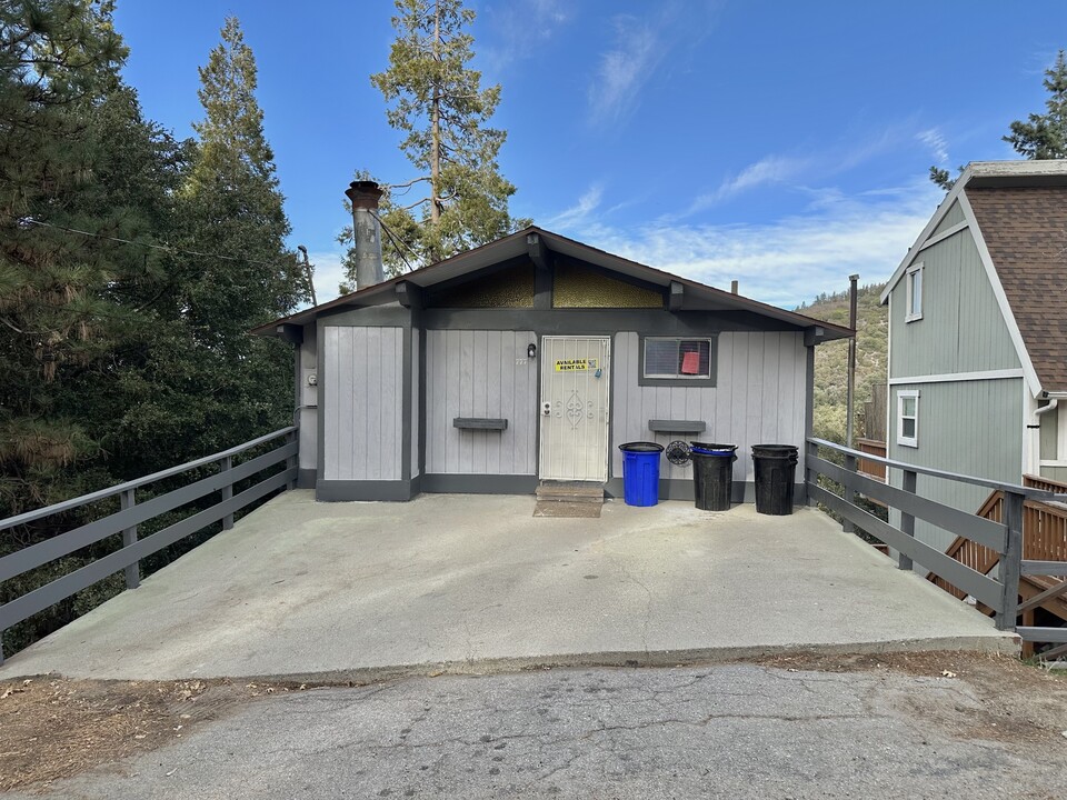 777 Arosa Dr in Crestline, CA - Building Photo