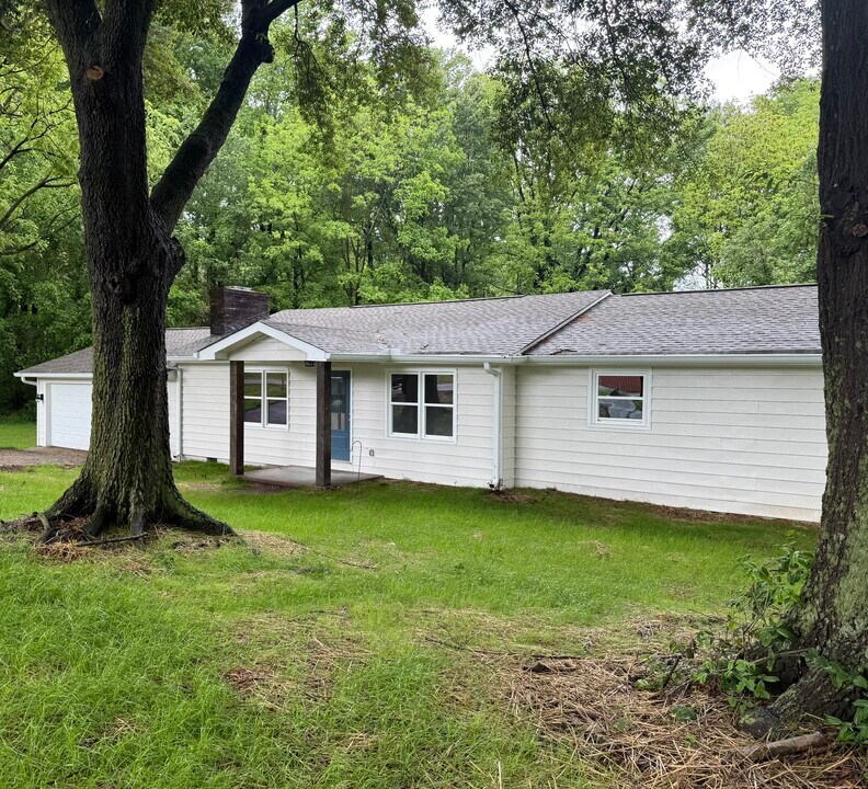 206 Donald Alexander Rd in Cleveland, GA - Building Photo