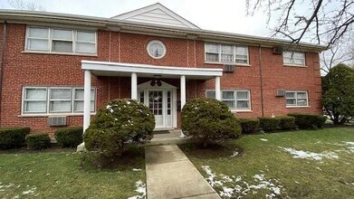 2 N Broadway Ave, Unit #2-W in Park Ridge, IL - Building Photo - Building Photo