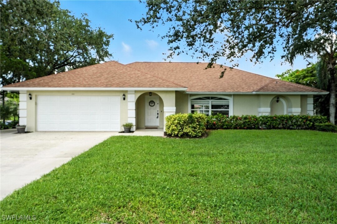 1301 Piper Blvd in Naples, FL - Foto de edificio