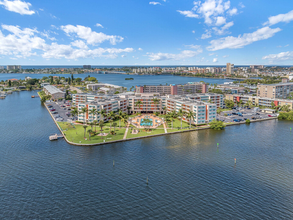 Waters Pointe in South Pasadena, FL - Foto de edificio