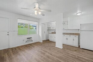 60 NW 79th St, Unit 14 in Miami, FL - Building Photo