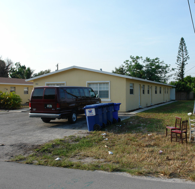 316-322 SW 14th St in Fort Lauderdale, FL - Building Photo - Building Photo