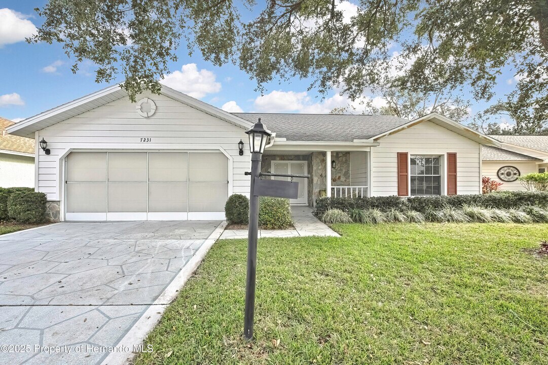 7231 Big Bend Dr in Spring Hill, FL - Building Photo