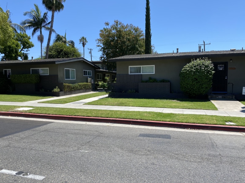 1102 W Broadway in Anaheim, CA - Building Photo