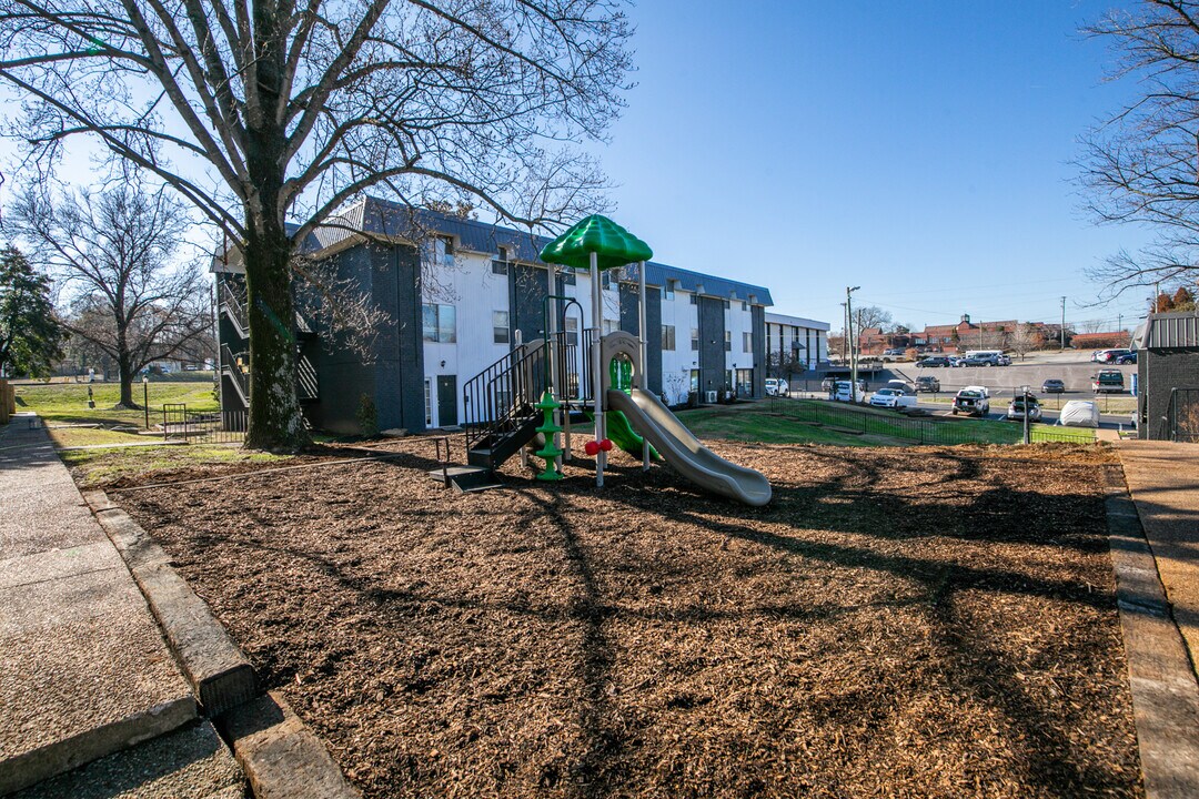 Covenant Crossing in Nashville, TN - Building Photo