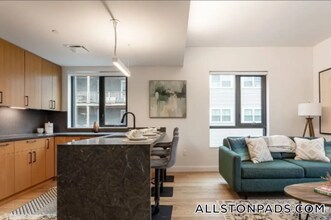 83 Gardner St, Unit 100 in Boston, MA - Building Photo - Building Photo