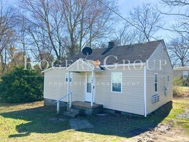 305 Perry St in Louisburg, NC - Building Photo