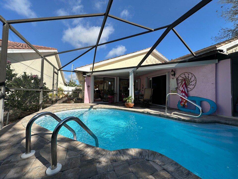 1315 Naples Lake Dr in Naples, FL - Building Photo