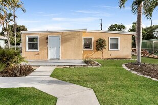 395 Plum Tree Dr in Lantana, FL - Building Photo