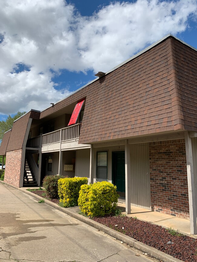 1390 W Wedington Dr, Unit #3 in Fayetteville, AR - Foto de edificio - Building Photo