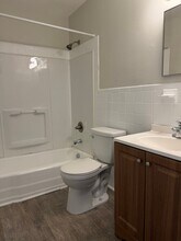 2412 Azalea Garden Rd, Unit 210 in Norfolk, VA - Foto de edificio - Building Photo