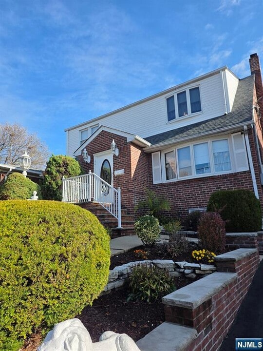 214 Newark Ave in Lyndhurst, NJ - Building Photo