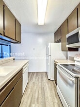 3215 Midway Dr in San Diego, CA - Building Photo - Building Photo