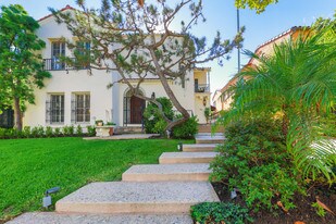 141 N Orange Dr in Los Angeles, CA - Building Photo