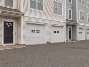 505 Copper Square Dr in Bethel, CT - Building Photo - Building Photo