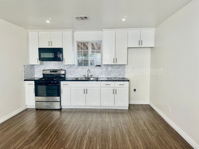 7053 Lindley Ave in Los Angeles, CA - Building Photo - Building Photo