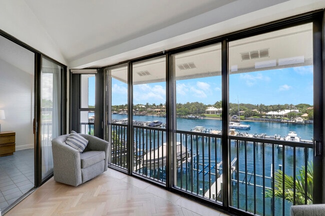 543 Bay Colony Dr N in North Palm Beach, FL - Building Photo - Building Photo