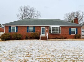 8276 Franklin Ln in Mechanicsville, VA - Building Photo