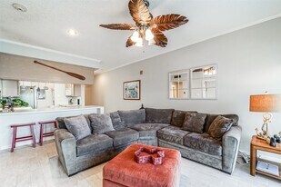 351 Lakeside Ln in Houston, TX - Building Photo