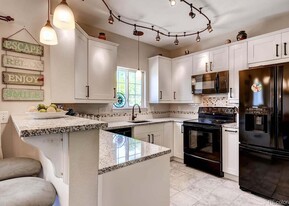 1610 S Danube Way in Aurora, CO - Building Photo