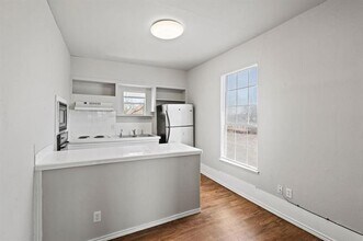 909 W Chestnut St in Denison, TX - Foto de edificio - Building Photo