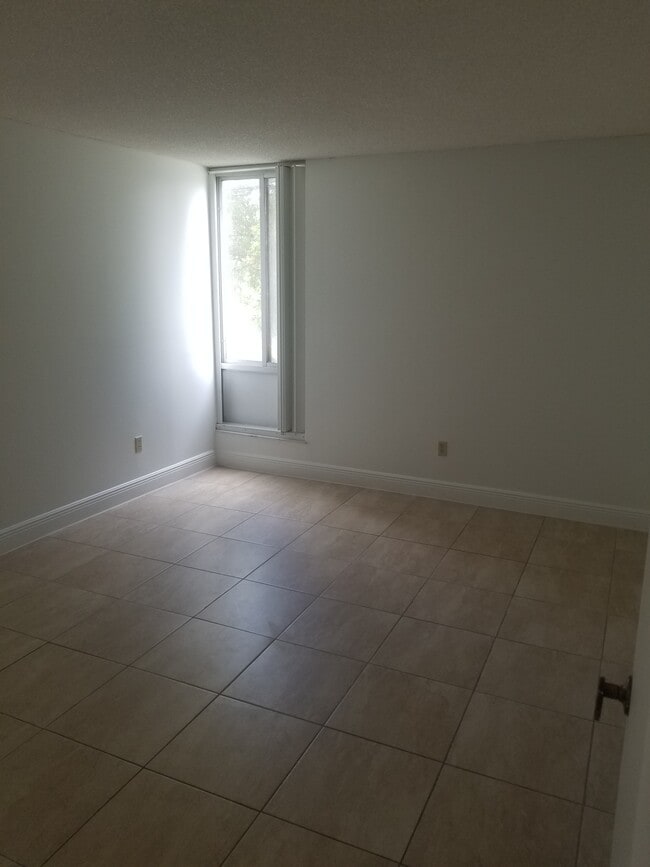 9150 Fontainebleau Blvd, Unit 307 in Miami, FL - Building Photo - Building Photo