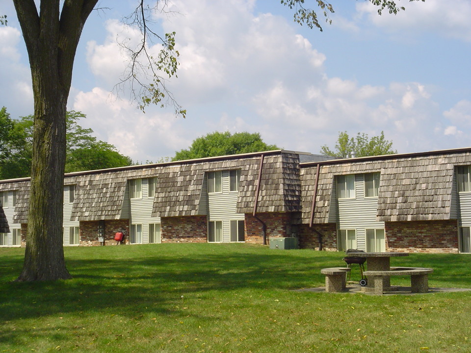 Butterfield Trails Apartments in North Aurora, IL - Building Photo