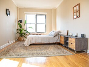 434 W Roscoe St, Unit 2A in Chicago, IL - Foto de edificio - Building Photo